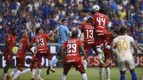 Cruzeiro 1 x 2 Inter: veja gols e melhores momentos do jogo pelo Brasileiro  > No Ataque